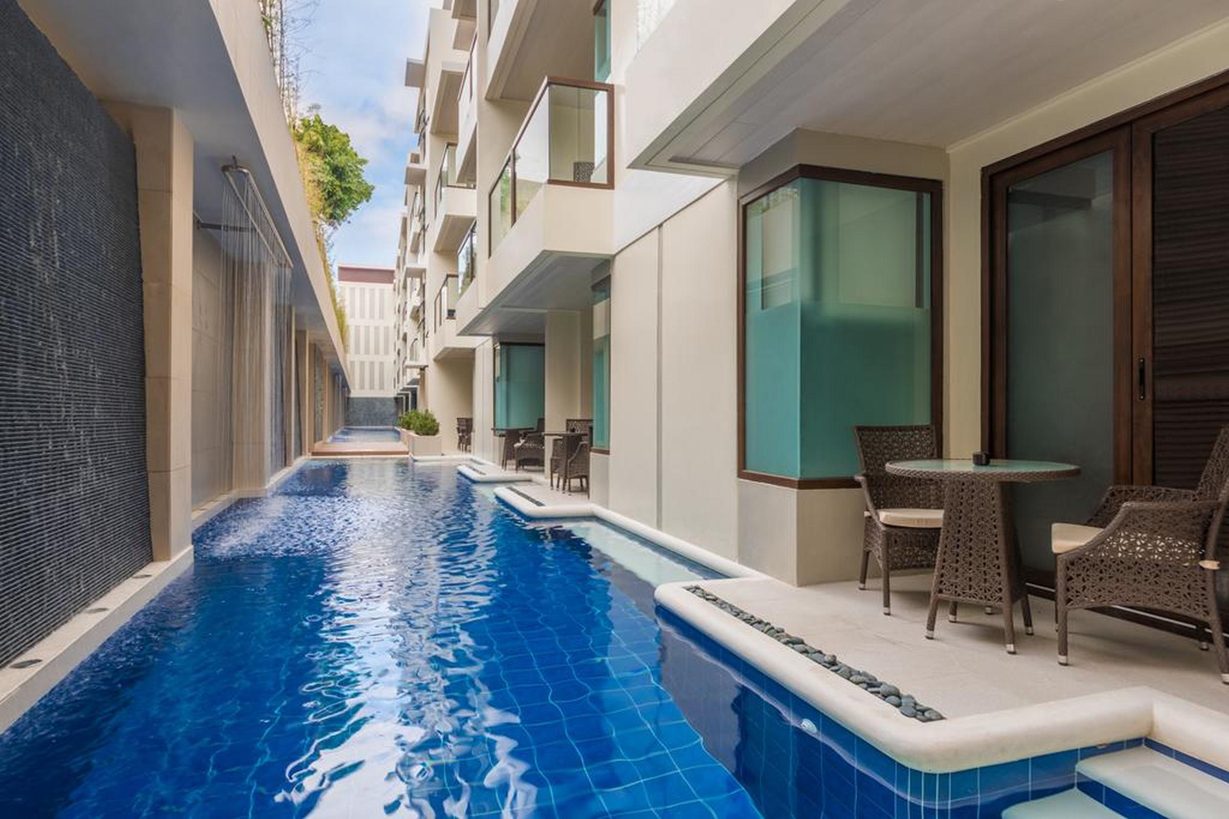 赫纳恩尊贵海滩度假酒店 Balabag  外观 照片 Swim-up rooms at the Hard Rock Hotel